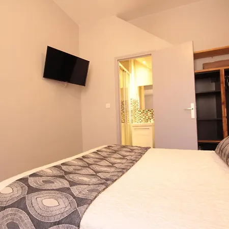 Des Arts, Artisanal Et Independant 2*