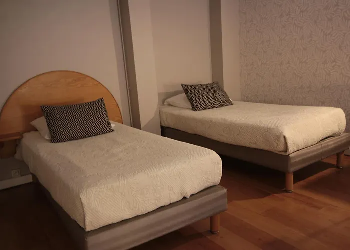 Des Arts, Artisanal Et Independant 2*